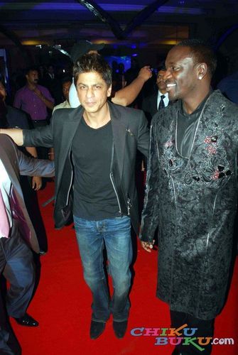  에이콘 with indian actor named shahrukh khan