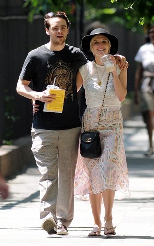  Ashlee Simpson stepping out with new beau Vincent Piazza (June 15).