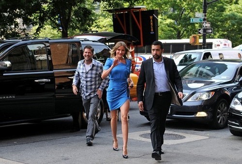  Cameron Diaz heads into her downtown hotel wearing a blue dress.