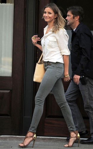  Cameron Diaz out in NYC (June 21).
