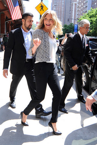  Cameron Diaz strides out of her New York hotel to head to an appearance on the "Late onyesha "