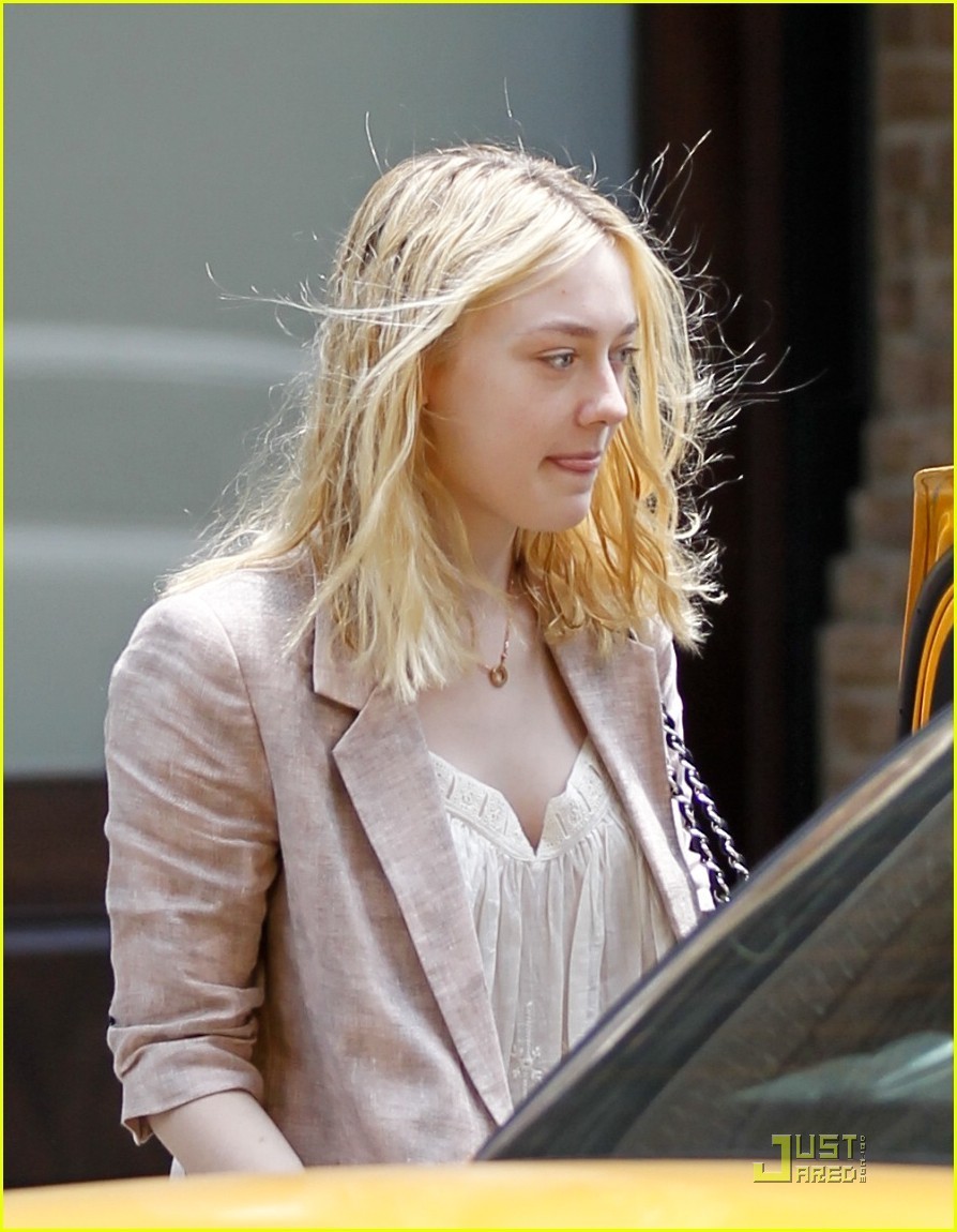  Dakota Fanning gets into a cab outside her hotel on Thursday (June 16)