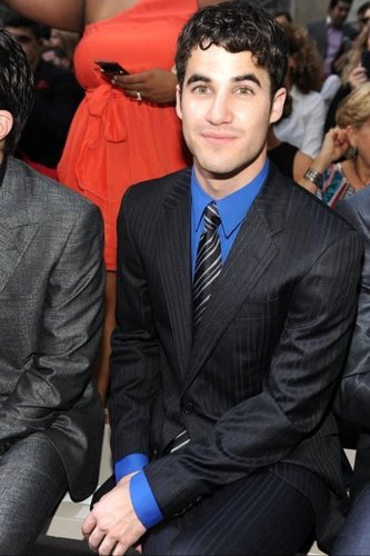  Darren at Versace Fashion tunjuk