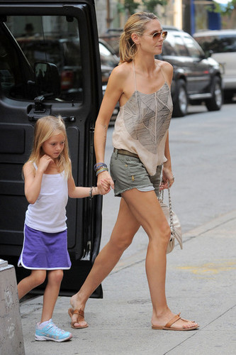  Heidi Klum & Daughter Leaving New York Hotel