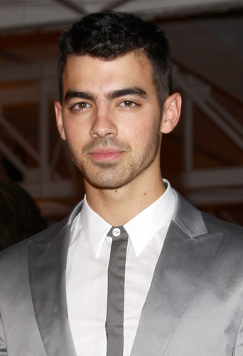  Joe Jonas: Calvin Klein onyesha in Milan (HQ)