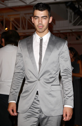  Joe Jonas: Calvin Klein toon in Milan (HQ)