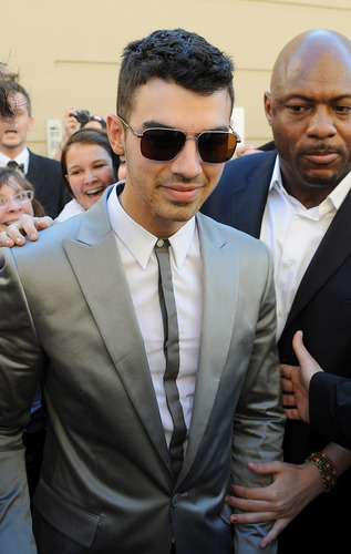  Joe Jonas: Calvin Klein mostrar in Milan (HQ)