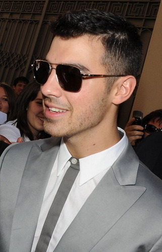  Joe Jonas: Calvin Klein toon in Milan (HQ)