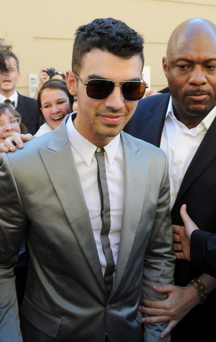  Joe Jonas: Calvin Klein mostra in Milan (HQ)
