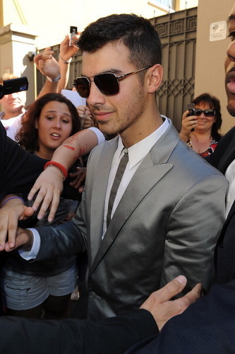  Joe Jonas: Calvin Klein onyesha in Milan (HQ)