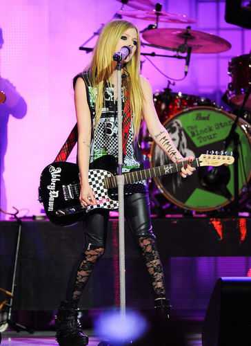June 19 Mmvas Live Performance Avril Lavigne Photo 23075697 Fanpop
