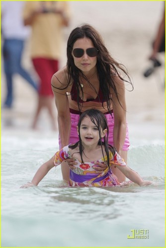  Katie Holmes & Suri Cruise: Miami 海滩 Babes!
