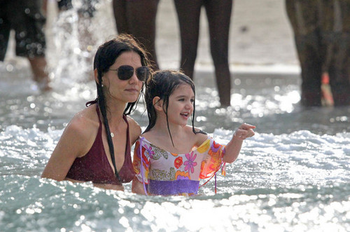  Katie Holmes and daughter Suri visit the pantai and splash in the waves outside their Miami hotel