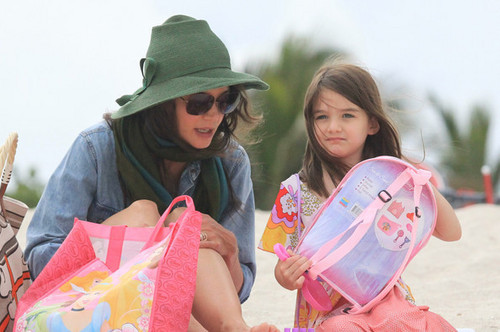  Katie Holmes and daughter Suri visit the ساحل سمندر, بیچ and splash in the waves outside their Miami hotel
