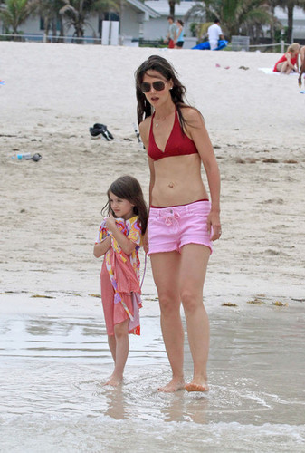  Katie Holmes and daughter Suri visit the 海滩 and splash in the waves outside their Miami hotel