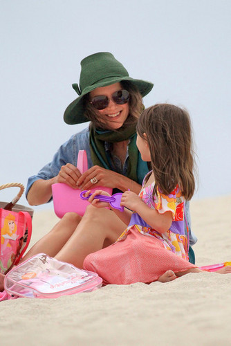  Katie Holmes and daughter Suri visit the пляж, пляжный and splash in the waves outside their Miami hotel