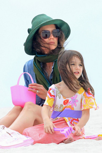  Katie Holmes and daughter Suri visit the ساحل سمندر, بیچ and splash in the waves outside their Miami hotel