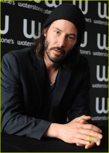  Keanu Reeves: 'Ode to Happiness' Book Signing!