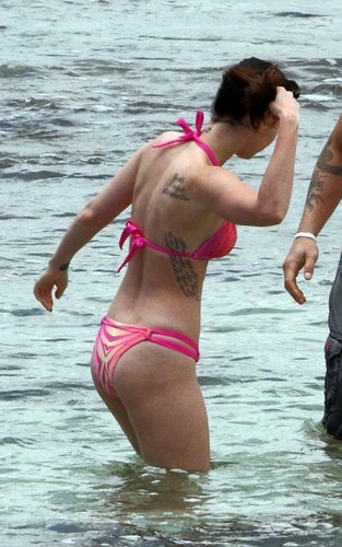  Megan raposa was spotted out on the de praia, praia yesterday afternoon (June 19).