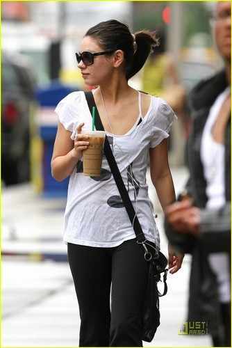  Mila Kunis: Quick Starbucks Stop