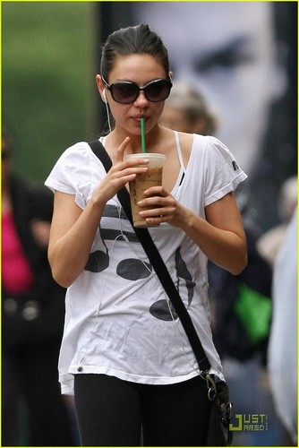 Mila Kunis: Quick 스타벅스 Stop