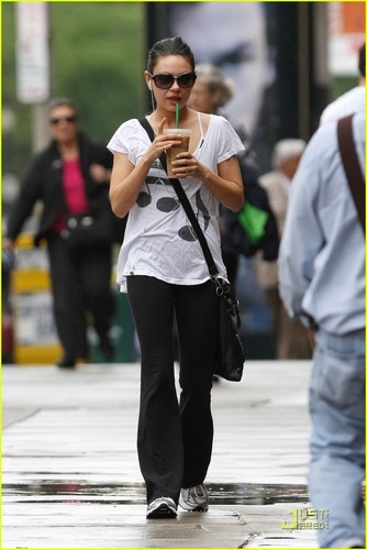  Mila Kunis: Quick 스타벅스 Stop