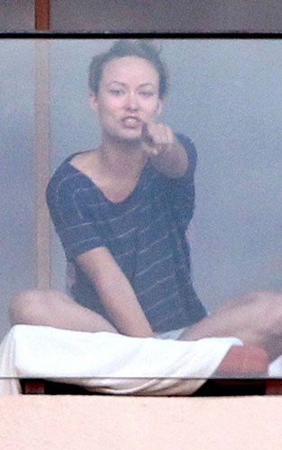  Olivia Wilde was spotted enjoying a relaxing afternoon on her hotel balcony while vacationing