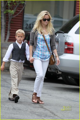  Reese Witherspoon: Father's hari Church Service