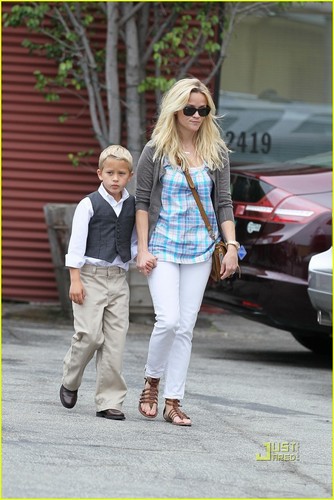  Reese Witherspoon: Father's 일 Church Service