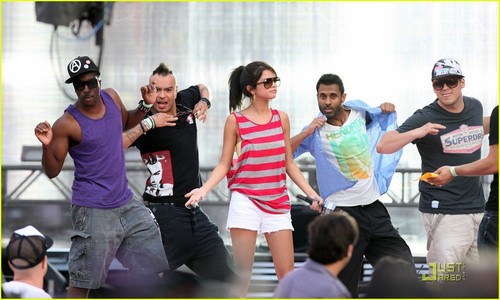  Selena Gomez: MMVA Rehearsal + Look A Like Contest!
