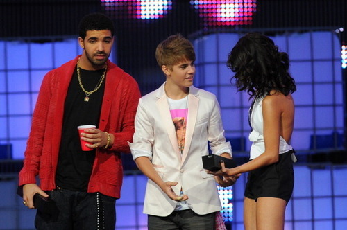  Selena - Much संगीत Video Awards - June 19, 2011