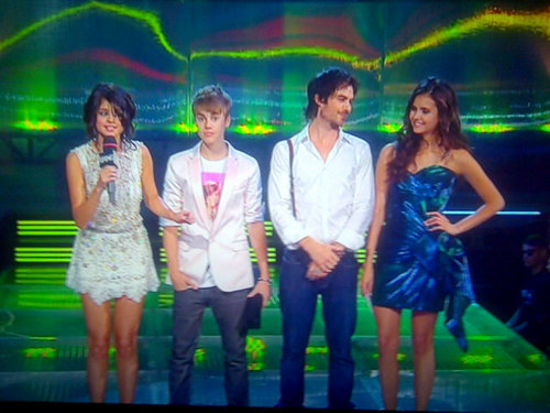 The Whole Picture...Selena, Justin, Ian & Nina at the MMVA's