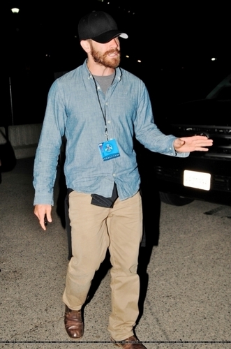  jake gyllenhaal attending U2 کنسرٹ