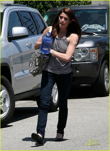  Ashley Greene: Fit For The Summer!