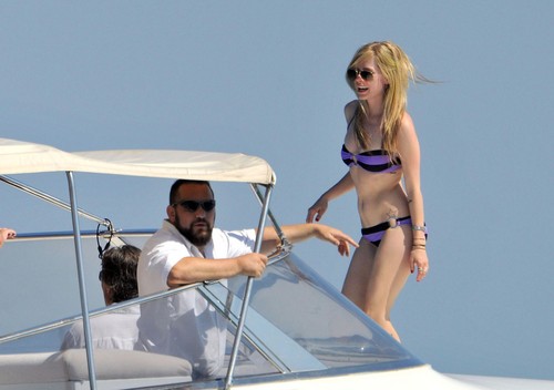  Avril Lavigne In Bikini On A Yacht in St. Tropez