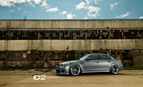  BMW E60 M5 によって D2FORGED