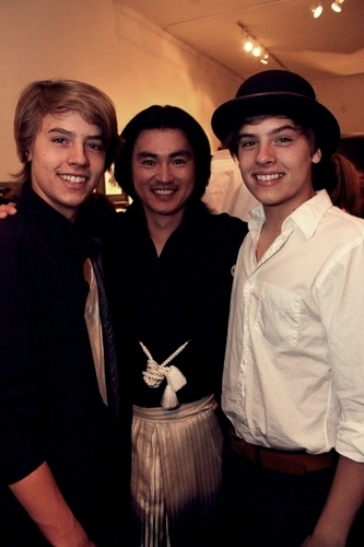  Dylan and Cole Sprouse 사진 At “Fashion For Japan”!!