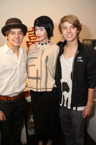  Dylan and Cole Sprouse fotografias At “Fashion For Japan”!!