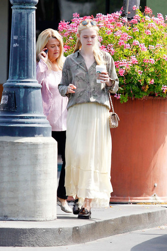  Elle Fanning heads to স্টারবাক্স্‌ in Hollywood, Jun 21