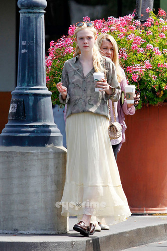  Elle Fanning heads to स्टारबक्स in Hollywood, Jun 21