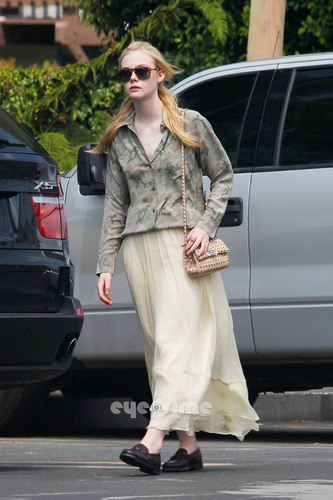  Elle Fanning heads to 星巴克 in Hollywood, Jun 21
