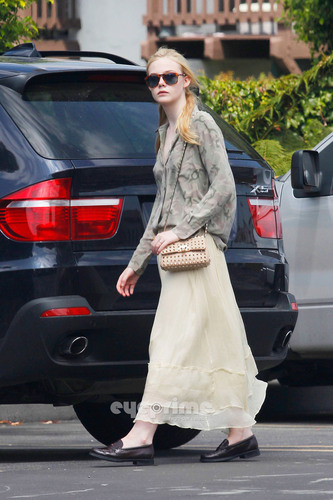  Elle Fanning heads to 星巴克 in Hollywood, Jun 21