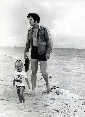  Elvis and Lisa in the пляж, пляжный