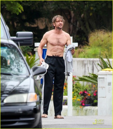  Gerard Butler: Shirtless Surfer in Malibu!