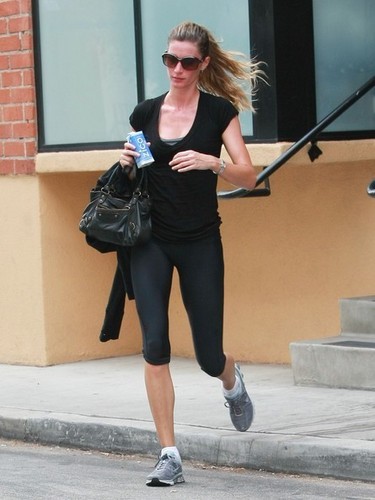  Gisele Bundchen leaves the gym in Studio City after a workout.
