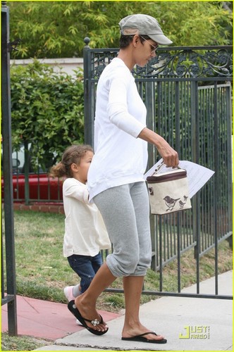  Halle Berry: After School Stroll with Nahla!