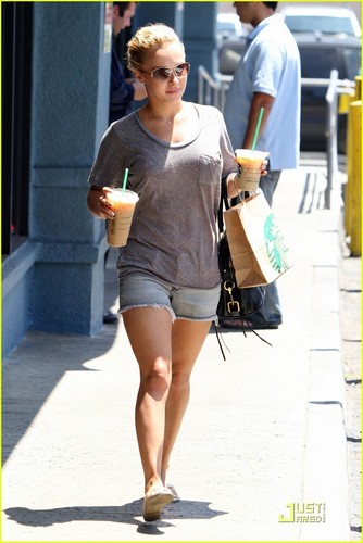  Hayden Panettiere: Sunny Starbucks Run!