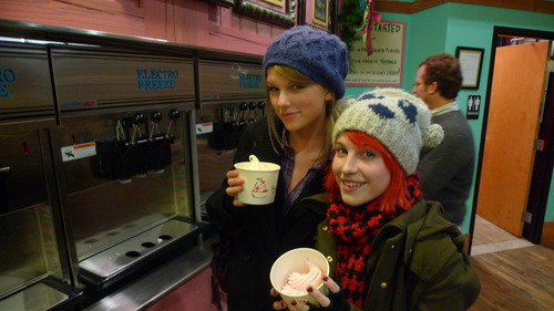  Hayley and Taylor Swift.
