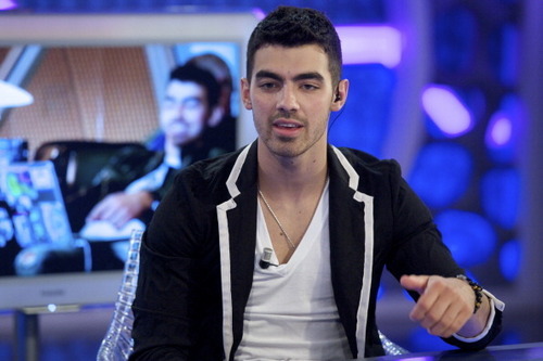  Joe Jonas Hits Up 'El Hormiguero'