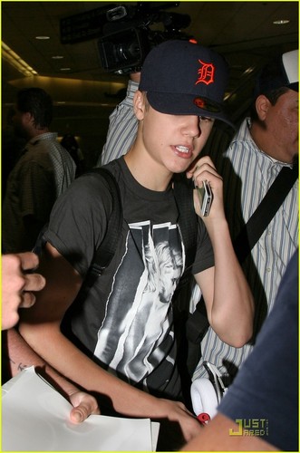  Justin Bieber: Low profil at LAX